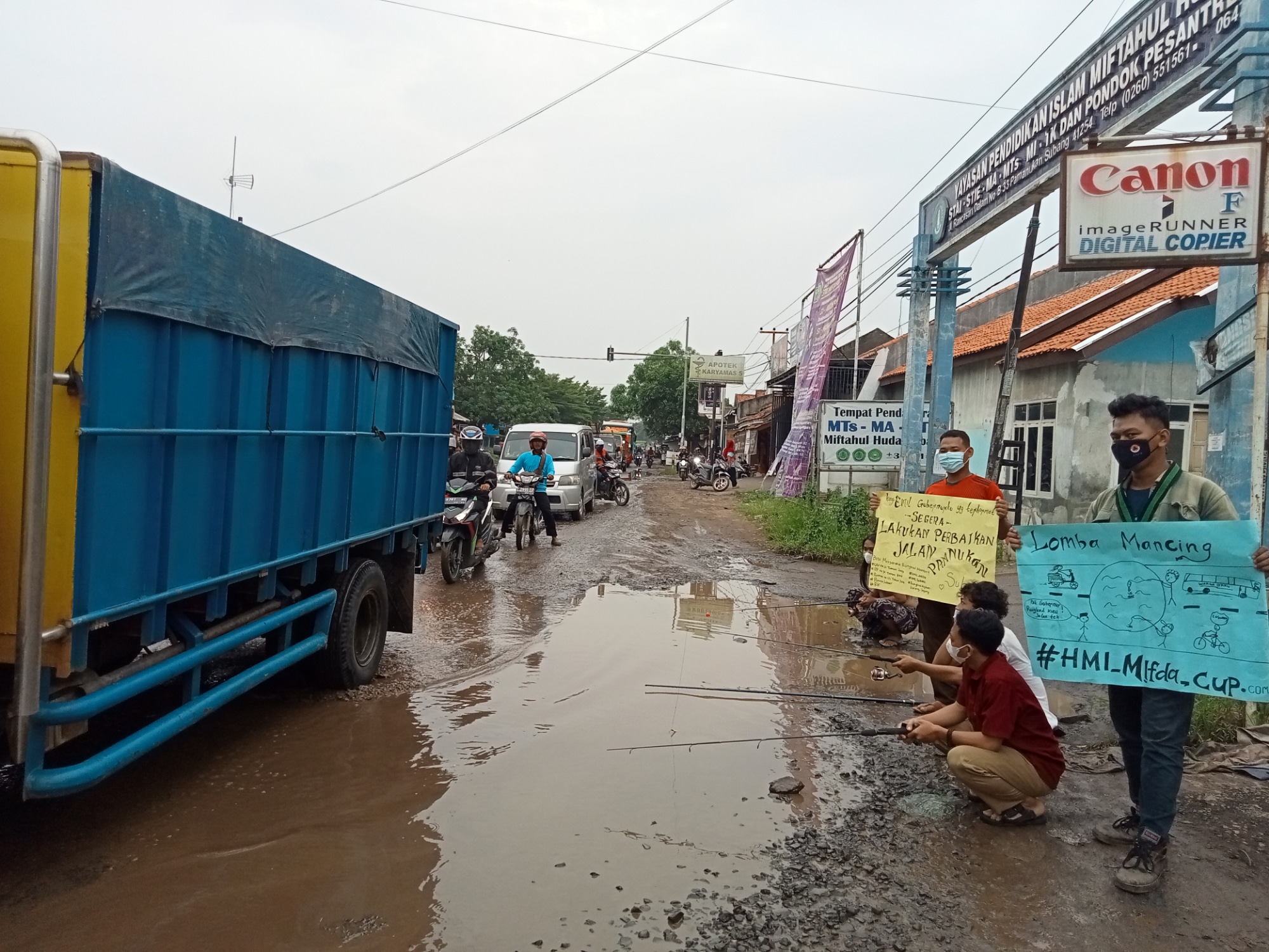 Mancing dan Tanam Pohon Pisang di Jalan Provinsi, Mahasiswa Minta Gubernur Segera Perbaiki Jalan Rusak