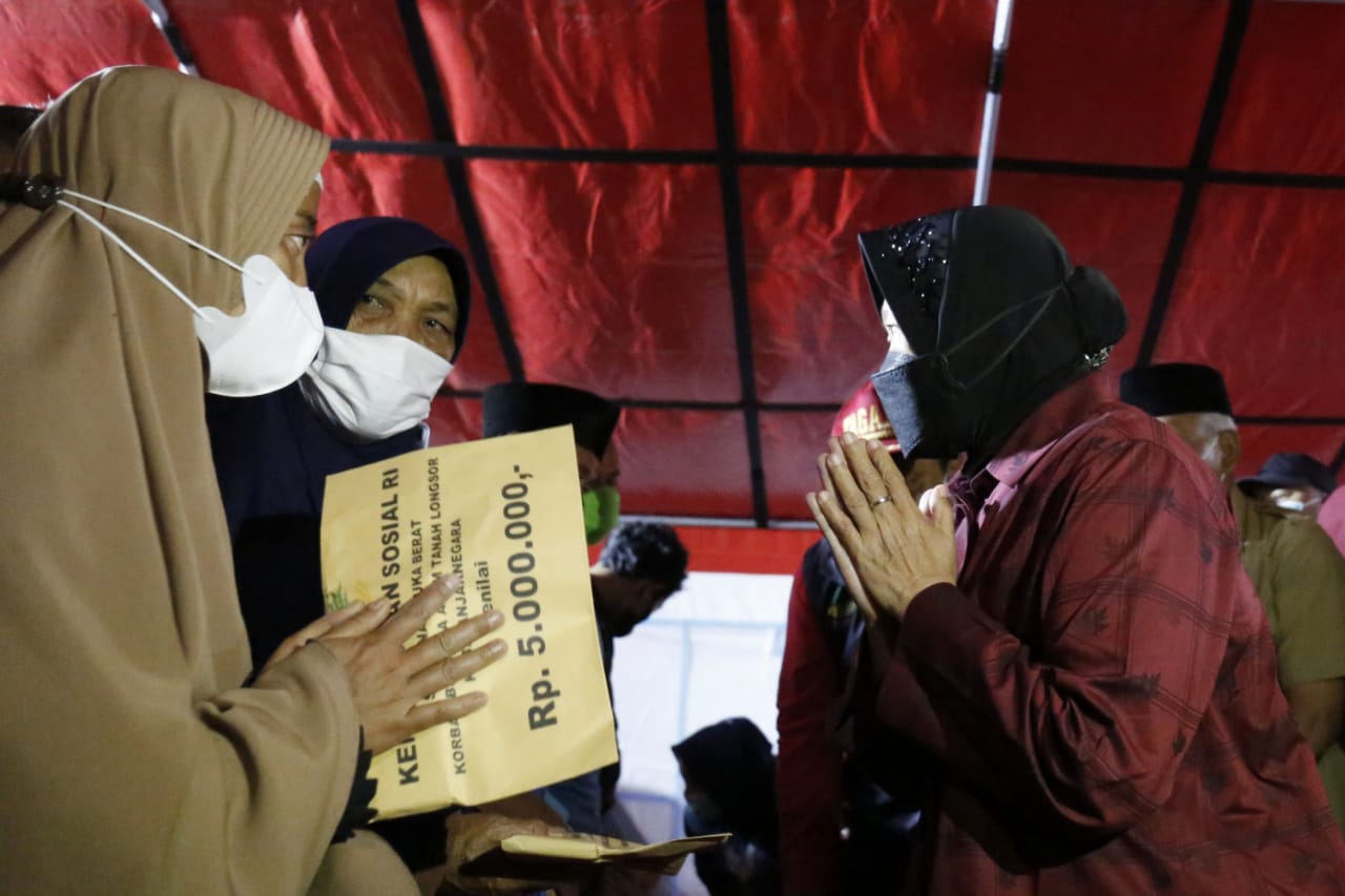 Kunjungi Korban Longsor Banjarnegara, Mensos Salurkan Bantuan Logistik dan Santunan Kematian