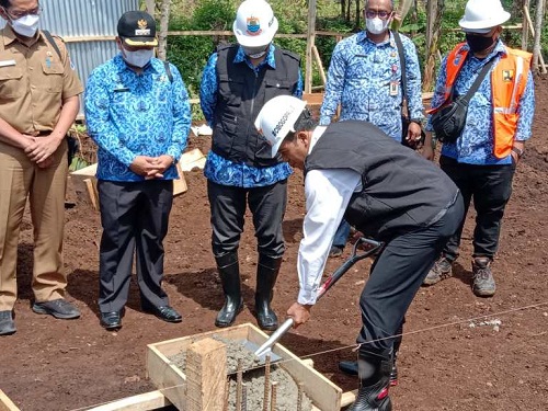 PERESMIAN: Pelaksana Tugas Wali Kota Cimahi, Ngatiyana peletakan batu pertama sebagai tanda dimulainya pembangunan Eko Wisata, Senin (29/11).