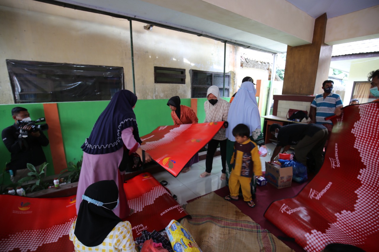 Pastikan Bantuan Logistik Terdistribusi, Mensos Tiba di Lokasi Bencana Erupsi Gunung Semeru dan Tinjau Kesiapan Dapur Umum