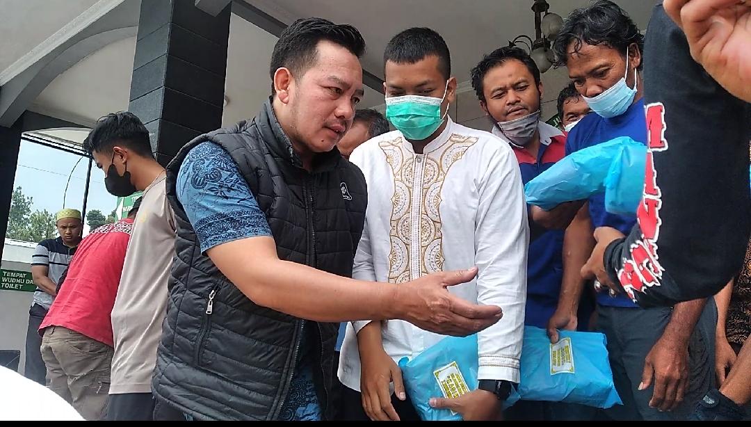 Ormas Manggala Bagikan Ratusan Paket Sembako