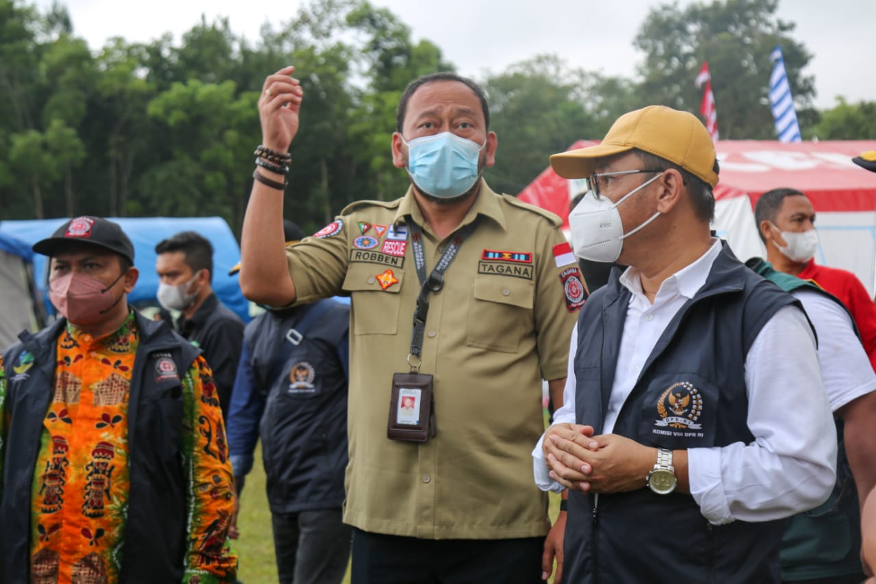 Sambangi Tenda Pengungsi, Komisi VIII Serahkan Bantuan Makanan Siap Saji dari Kemensos