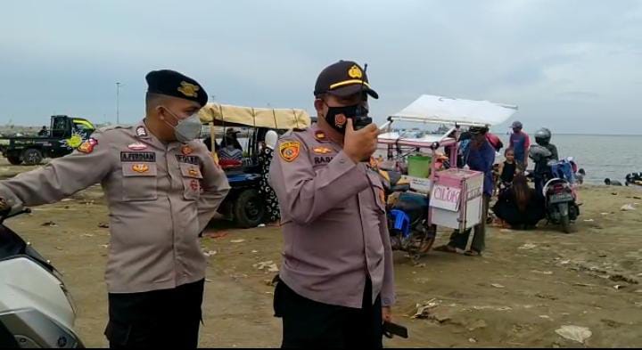 Libur Nataru Anggota Polsek Pusakanagara Patroli di Pantai Patimban