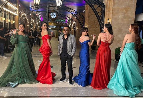 Sejumlah artis seperti Jessica Iskandar, Aura Kasih, Tyas Mirasih, Marsha Aruan dan Jolene Marie melakukan peragaan busana atau fashion show . Para model ini memakai baju backless dan menunjukan punggung yang belang-belang alias habis kerokan.