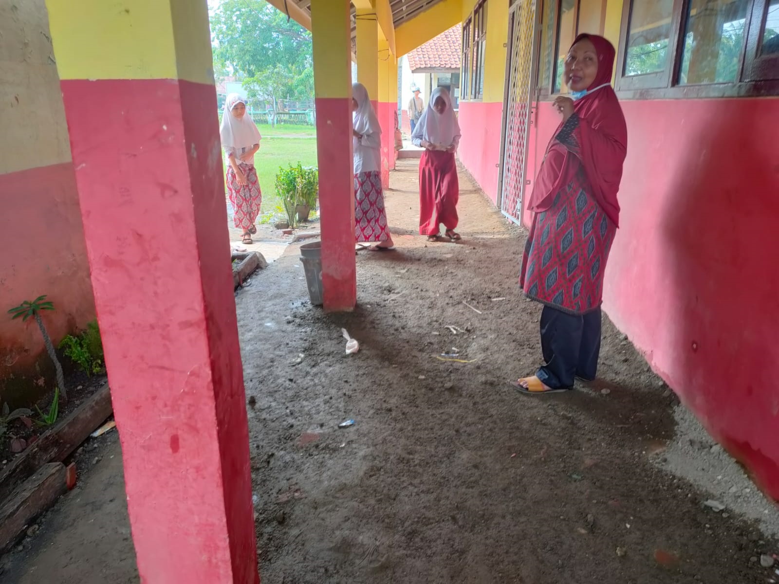 Bangunan Sekolah SDN Karawang rusak