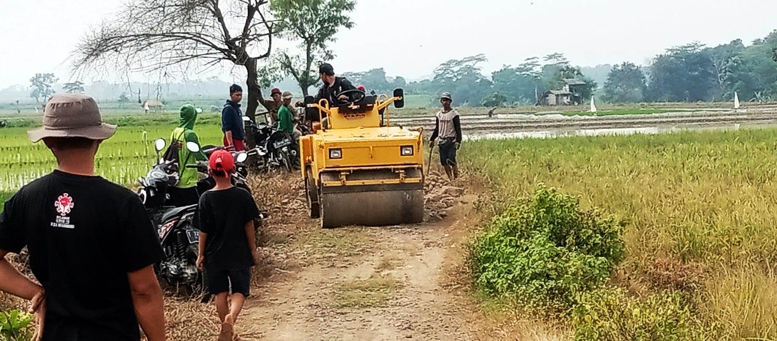 Tunjang Usaha Pertanian, Pemdes Mekarwangi Lakukan Pengerasan Jalan