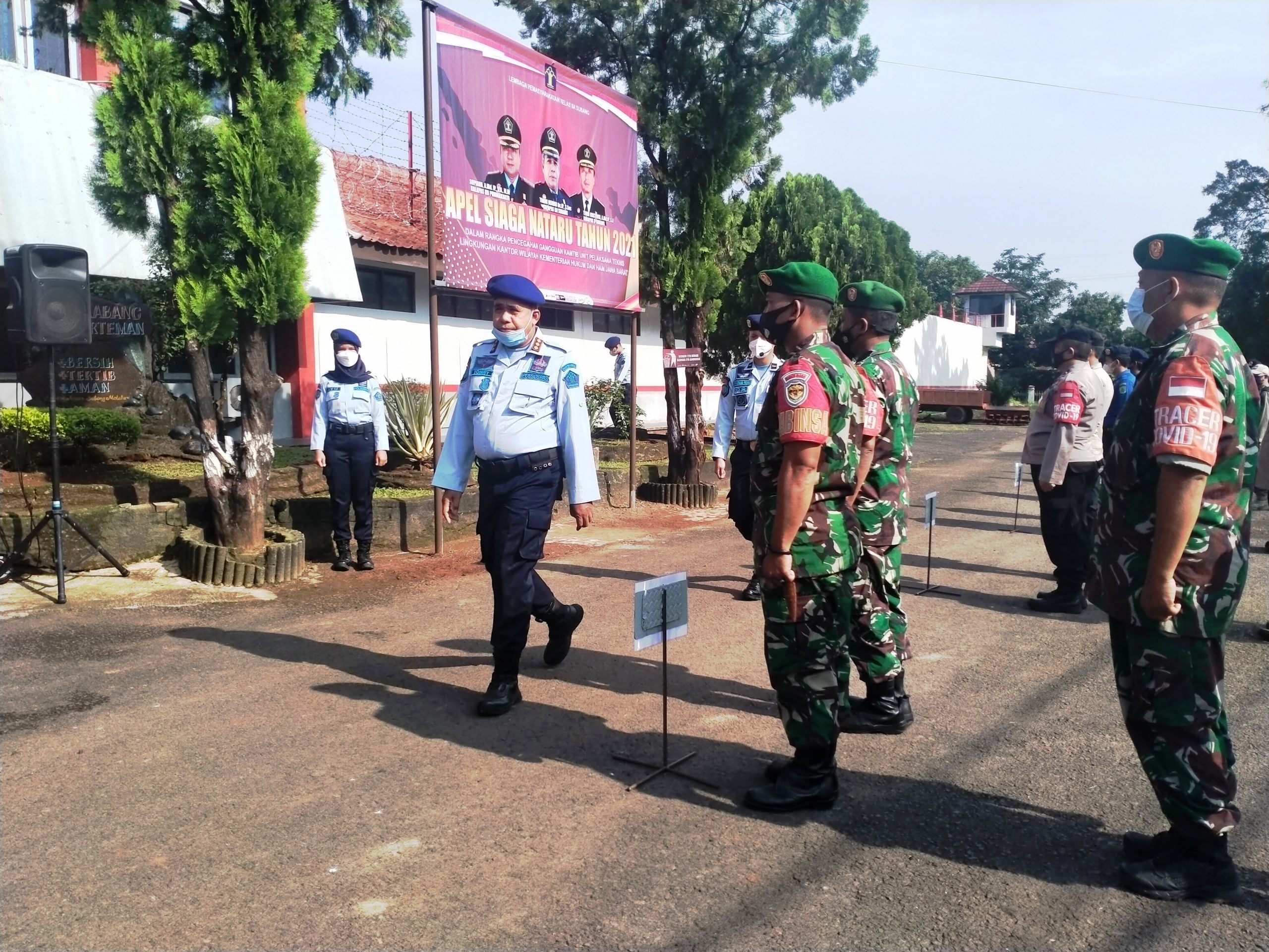 YUGO EROSPRI/PASUNDAN EKSPRES SIAP SIAGA: Kepala Lapas kelas II A Subang Tommi Hendri saat memeriksa kesiapan petugas dalam Apel Siaga Nataru, Kamis (23/12).