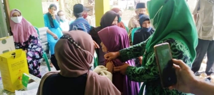 YUGO EROSPRI/PASUNDAN EKSPRES ANTUSIAS: Masyarakat antusias mengikuti program vaksinasi keluarga yang digagas oleh BKKBN.