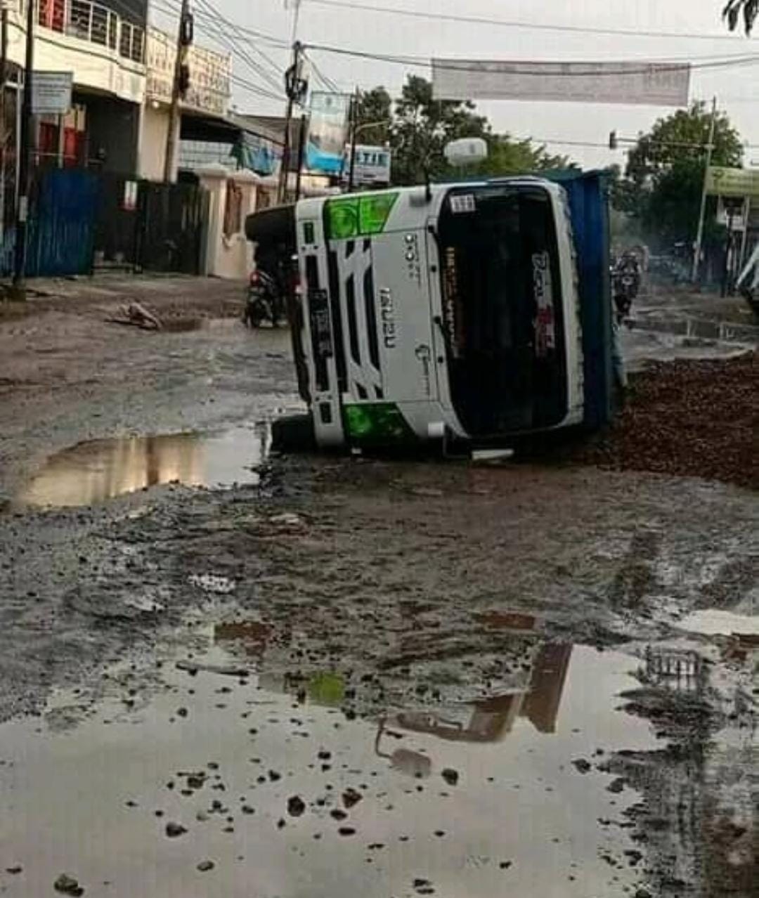 Jalan Provinsi di Desa Rancasari Rusak Parah, Kapan Pemerintah Turun Tangan?