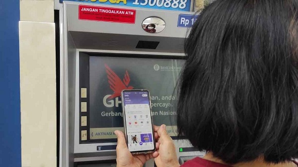 Mudah! Ini Cara Tarik Tunai Saldo OVO di ATM BCA!