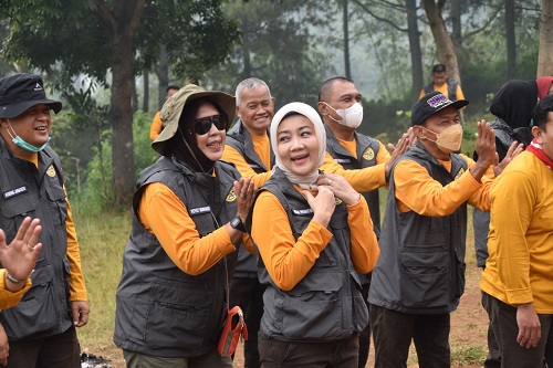 KOMPAK: Atalia Praratya bersama pengurus Kwarda Jabar nampak kompak dan larut dalam kegembiraan bersama para pengurus Kwarda Gerakan Pramuka Jabar.