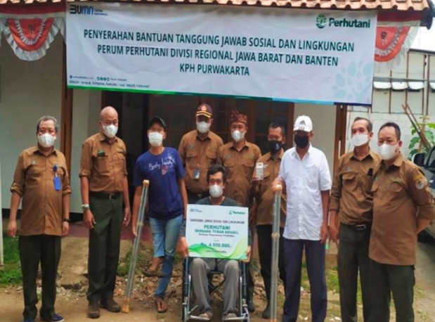 Perhutani wilayah Purwakarta Salurkan Bantuan Alkes bagi Penyandang Disabilitas