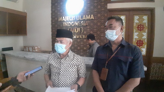 FATWA: Sekretaris Umum MUI Jabar, HM Rafani Akhyar menerima pengaduan dari PT Indonesia Power terkait terkait pendirian bangunan oleh Ponpes Alam Maroko di lahan tanpa izin.  EKO SETIONO/PASUNDAN EKSPRES