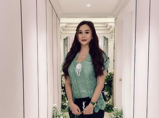 Hot Moms, Aura Kasih Pakai Kebaya Tambah Menggoda