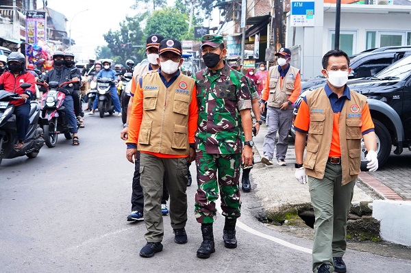 PIMPINAN APEL: Kasdam III Siliwangi Brigjen TNI Darmono Susastro mendampingi Kepala BNPB Letjen TNI Suharyanto saat mempimpin apel gabungan dalam rangka pembagian masker serentak dan pantau penerapan protokol kesehatan di Lapangan Apel Pemkot Cimahi, Minggu (20/2). DOK PENDAM III SILIWANGI