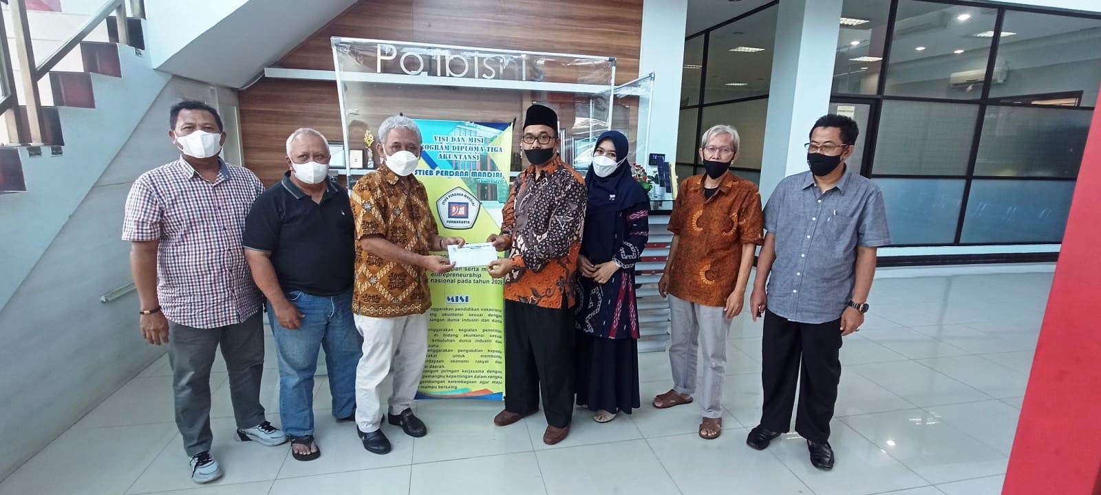 AMANAH: Baznas Purwakarta siap mengelola zakat yang diamanahkan Yayasan Swakarsa Karya Mandiri. ADAM SUMARTO/PASUNDAN EKSPRES