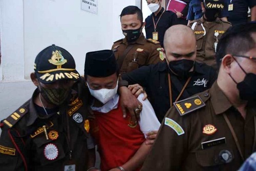 DIGELANDANG: Terdakwa Herry Wirawan saat dihadirkan oleh majelis hakim untuk mendengarkan pembacaan tuntutan dari Jaksa Penuntut Umum (JPU) pada beberapa waktu lalu. JABAR EKSPRES