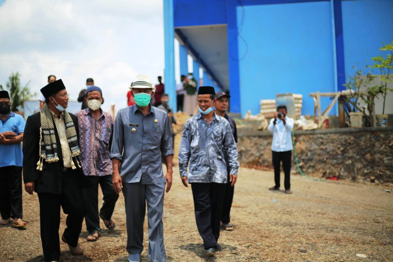 IST KUNJUNGAN: Bupati Subang saat mengunjungi Pondok Pesantren Annibras di Desa Cirengkong, Kecamatan Cijambe, Kamis (17/2).