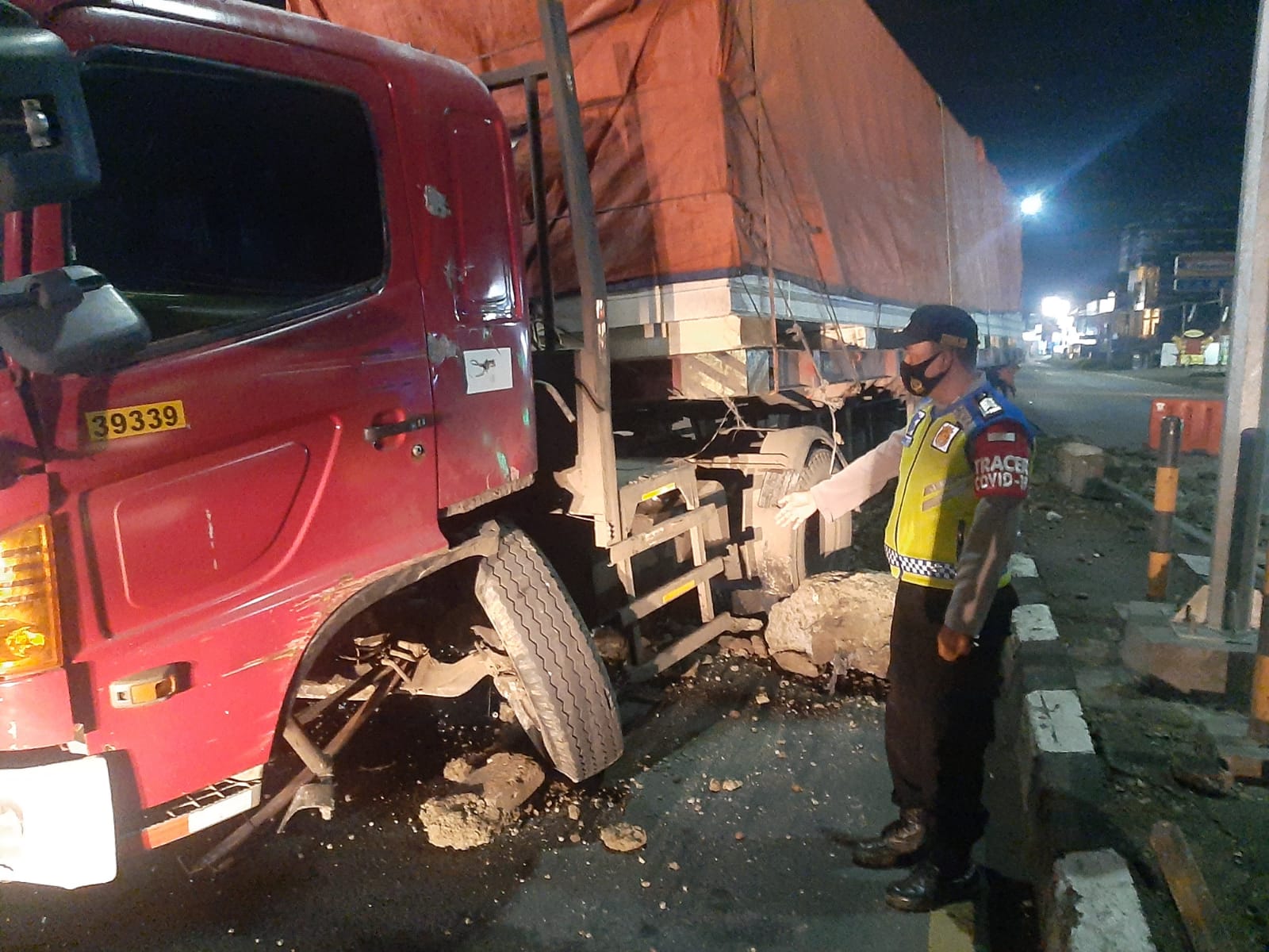 Sopir Nyalakan Rokok, Truk Oleng Hantam Median Jalan di Perempatan Pusakanagara