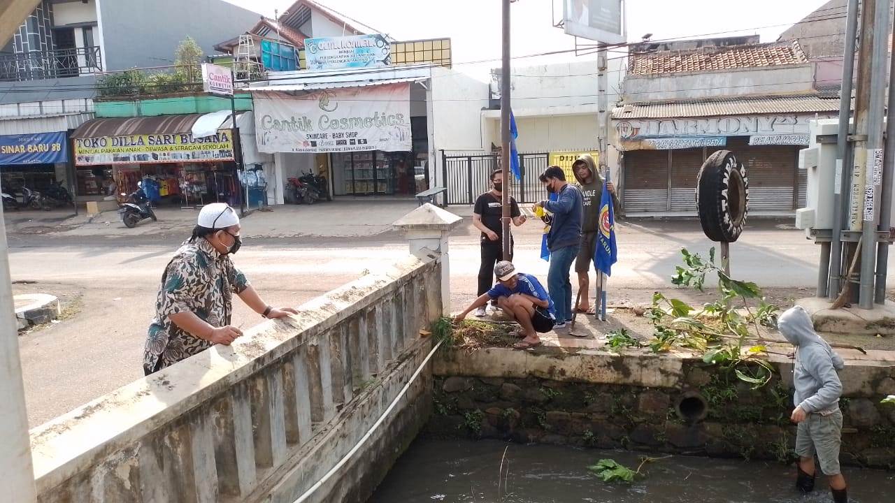 Pemdes Kamarung Kompak Bersihkan Sampah di Saluran Irigasi dan Pertokoan