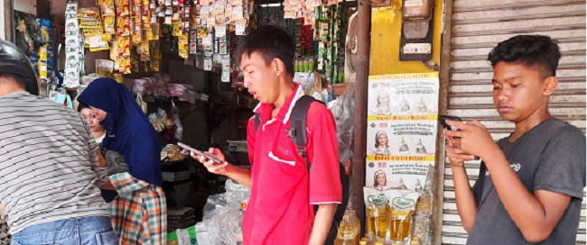 ANTRE: Antrean pembeli minyak goreng di salah satu toko di pasar panjang Subang. INDRAWAN SETIADI/PASUNDAN EKSPRES