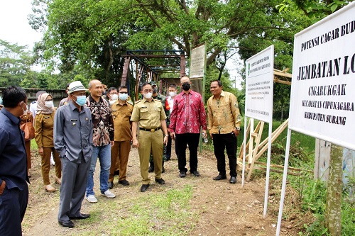 TERKESAN: Kunjungan Bupati Subang H Ruhimat bersama para pejabat disitus sejarah Jembatan Lori di Kampung Cigarukgak Desa Sidajaya, Senin (21/2). YOGI MIFTAHUL FAHMI/PASUNDAN EKSPRES