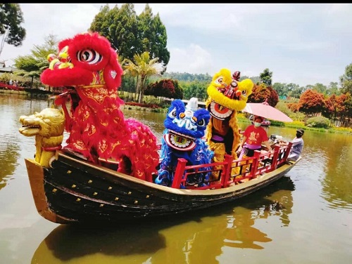 WISATA: Salah satu fasilitas wisata di Floating Market saat libur Hari Raya Imlek, Selasa (1/2). EKO SETIONO/PASUNDAN EKSPRES