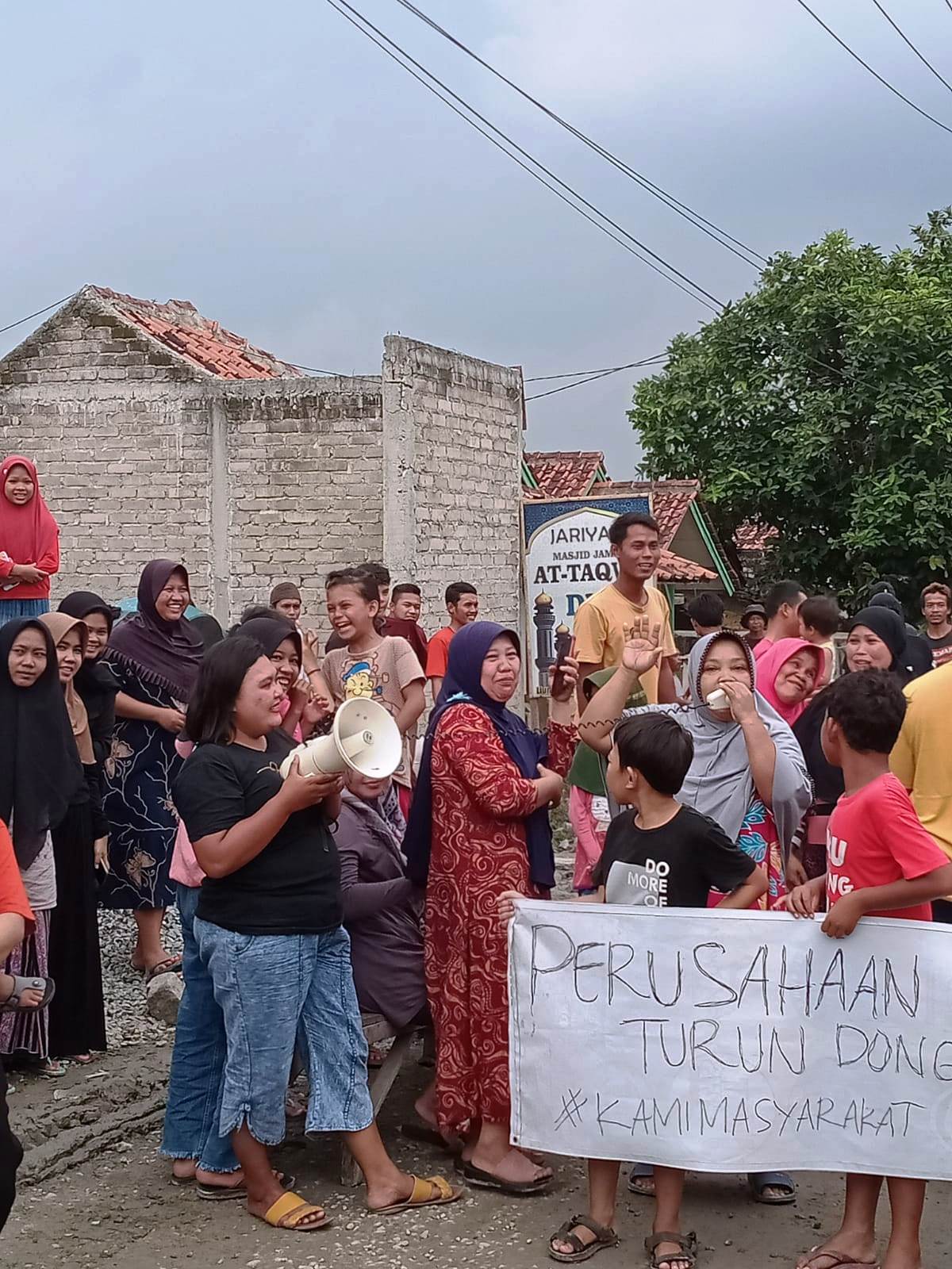 Tak Pernah Diperbaiki Sejak 1992, Warga Cipetir Blokir Jalan Rusak