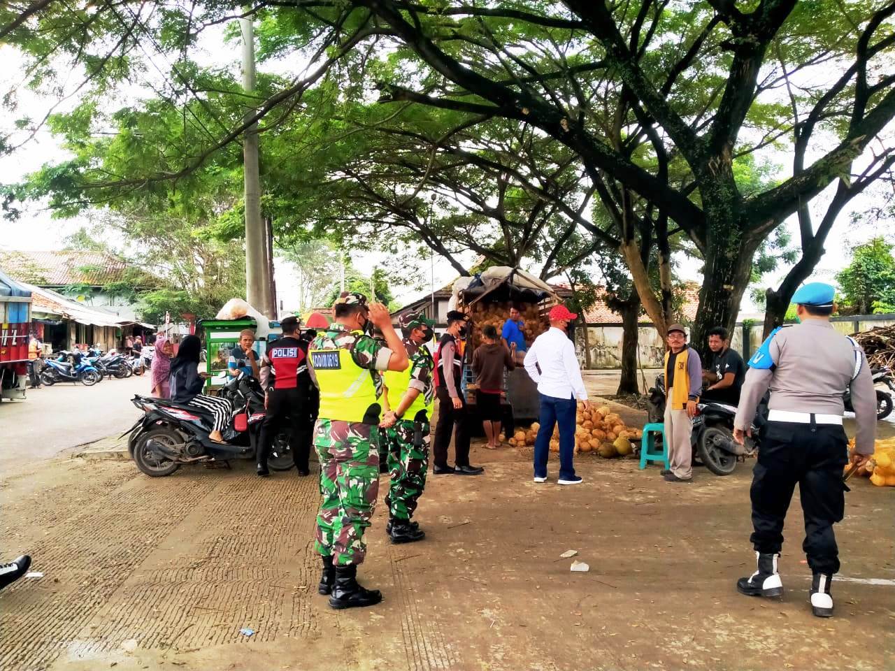 Patroli PPKM Level 3, Babinsa Sasar Pedagang