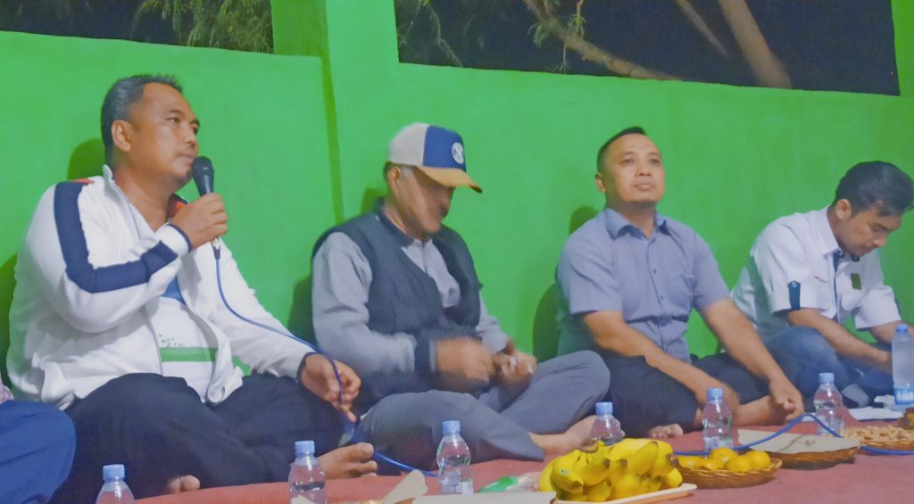 RESES: Anggota DPRD Kabupaten Karawang dari Fraksi PKB, Acep Suyatna, saat menggelar reses di Perumahan Ekamas Desa Pangulah Utara Kecamatan Kotabaru. USEP SAEPULOH/PASUNDAN EKSPRES