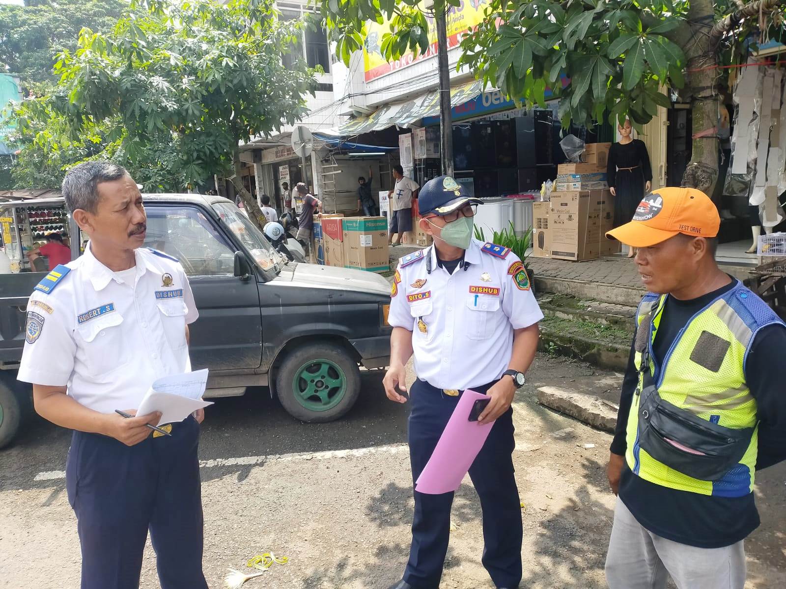 KOORDINASI: Dito sedang meninjau perparkiran di Subang. YUGO EROSPRI/PASUNDAN EKSPRES