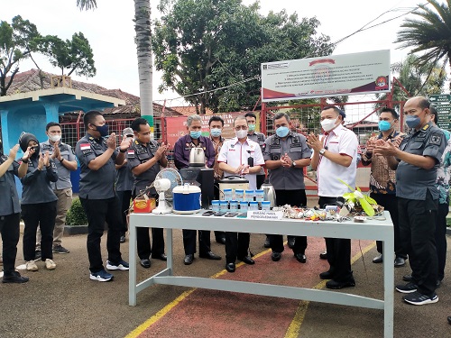 HASIL SIDAK: Berbagai barang dari sel tahanan berhasil dirampas saat sidak Irjen wilayah II dan Kepala Divisi Pemasyarakatan Kanwil Jawa Barat melakukan sidak ke Lapas Subang, Kamis (24/2). YUGO EROSPRI/PASUNDAN EKSPRES