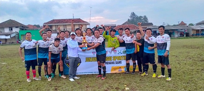 SUKSES: Kepala Desa Kasomalang Kulon, H. Amirudin menutup Turnamen Sepakbola Karang Taruna Desa Kasomalang Kulon Cup 2022 antar Unit 1-7, di lapang sepakbola PTPN VIII Kasomalang Wetan, Minggu (6/2).