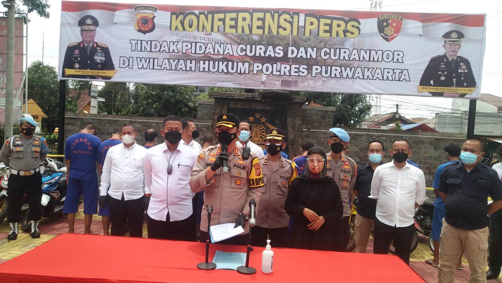 MALDIANSYAH/PASUNDAN EKSPRES KONFERENSI PERS: Kapolres Purwakarta, AKBP Suhardi Hery Haryanto saat menggelar konferensi pers di Halaman Mapolres Purwakarta.