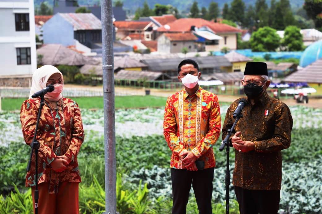 MENINJAU: Wakil Presiden RI Ma'aruf Amin saat melakukan peninjauan ke Balai Pelatihan Vokasi dan Produktivitas Kementerian Ketenagakerjaan di Cikole Lembang, Rabu (23/3). EKO SETIONO/PASUNDAN EKSPRES