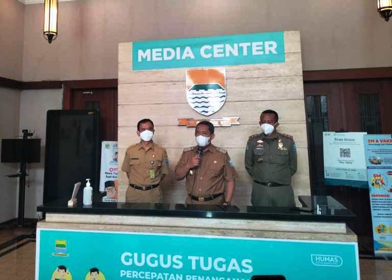 RAPAT TERBATAS: Pelaksana Tugas (Plt) Wali Kota Bandung, Yana Mulyana (tengah) usai menggelar rapat terbatas di Balai Kota Bandung, Selasa (29/3).JABAR EKSPRES