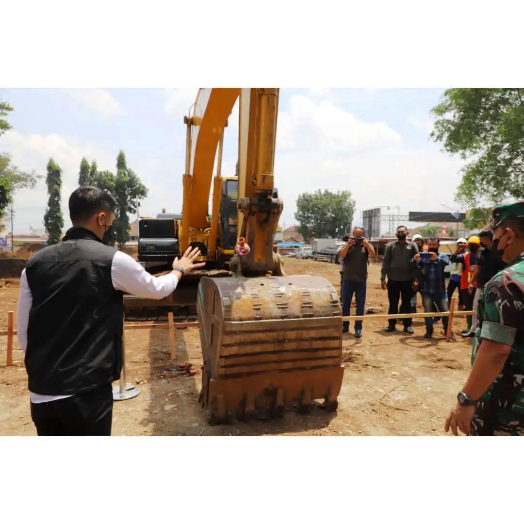 GROUNDBREAKING: Plt Bupati Bandung Barat, Hengki Kurniawan mendampingi Kepala Staf Anggkatan Darat Jendral TNI Dudung saat melaksanakan kegiatan peletakan batu pertama pada revitalisasi Alun-alun Cililin, Sabtu (19/3).