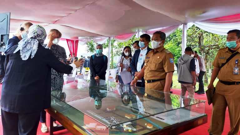 MENINJAU: Walikota Yana Mulyana bersama Menko Marves Luhut binsar Panjaitan saat menghadiri acara peninjauan lokasi IPAL Bojongsoang, Senin (15/3). JABAR EKSPRES