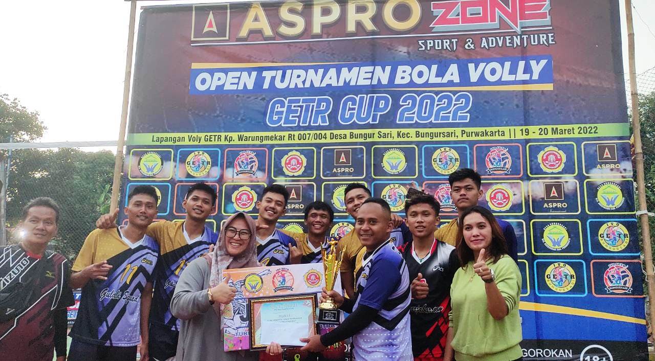 JAWARA: Tim Voli Sinar Jabar keluar sebagai jawara pada Open Turnamen Bola Voli GETR Cup 2022. ADAM SUMARTO/PASUNDAN EKSPRES