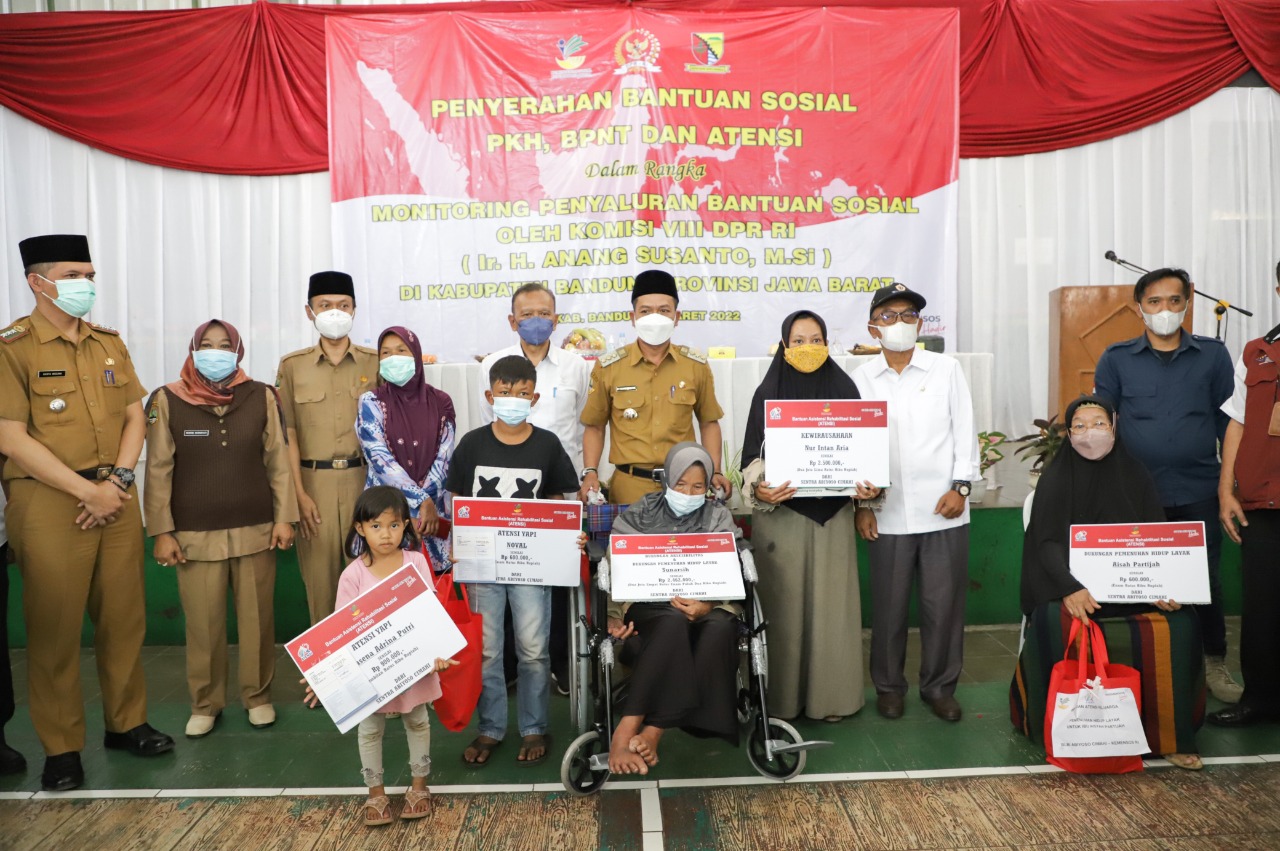 MONITORING: Bupati Bandung Dadang Supriatna pada kegiatan Monitoring dan Evaluasi Percepatan Penyaluran Bansos bersama Kemensos RI di Gor Desa Cimaung, Kecamatan Cimaung, Senin (7/3). JABAR EKSPRES