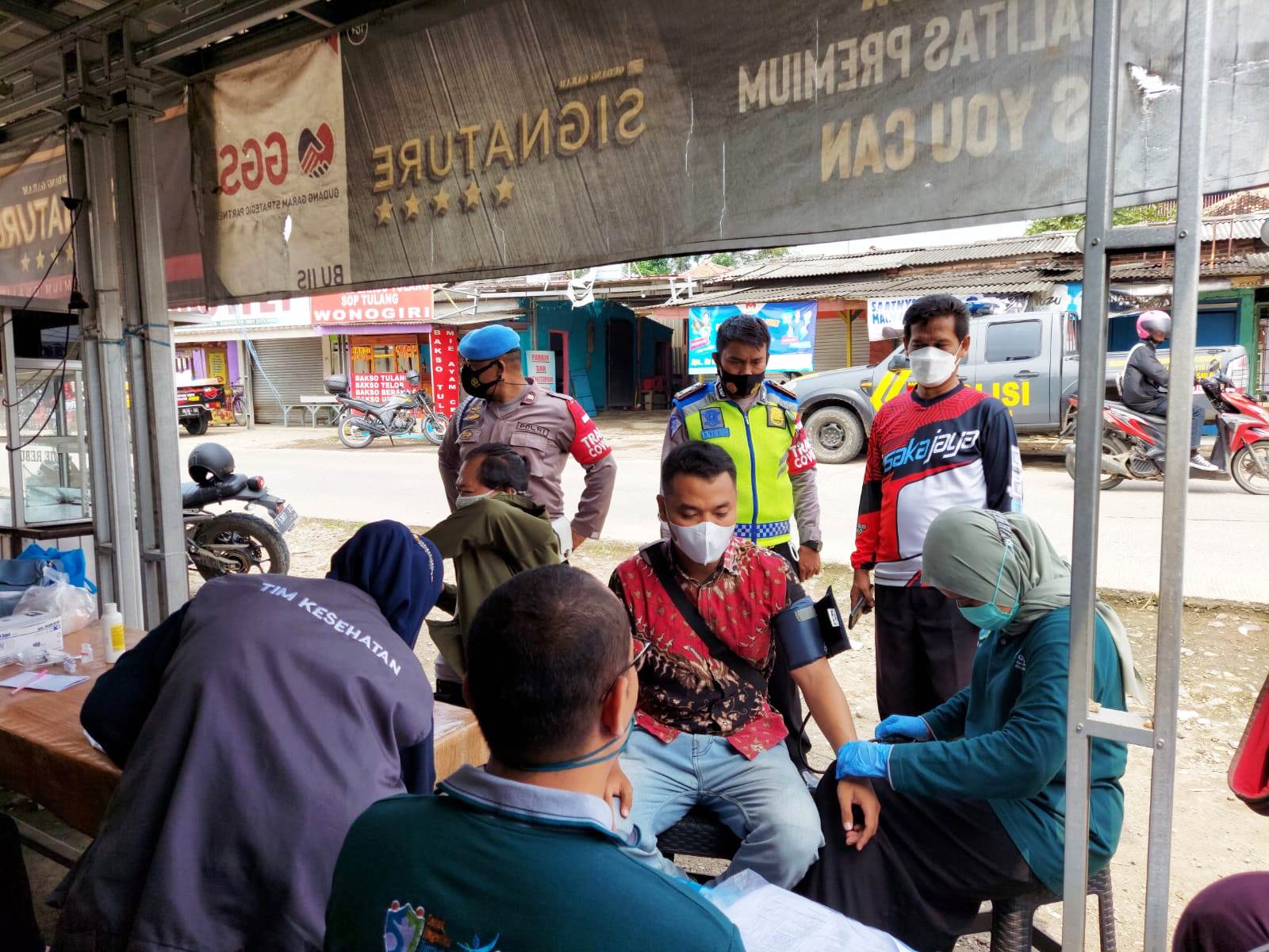 YOGI MIFTAHUL FAHMI/PASUNDAN EKSPRES VAKSINASI: Masyarakat antusias mengikuti vaksinasi yang digelar Muspika Kecamatan Pusakajaya.