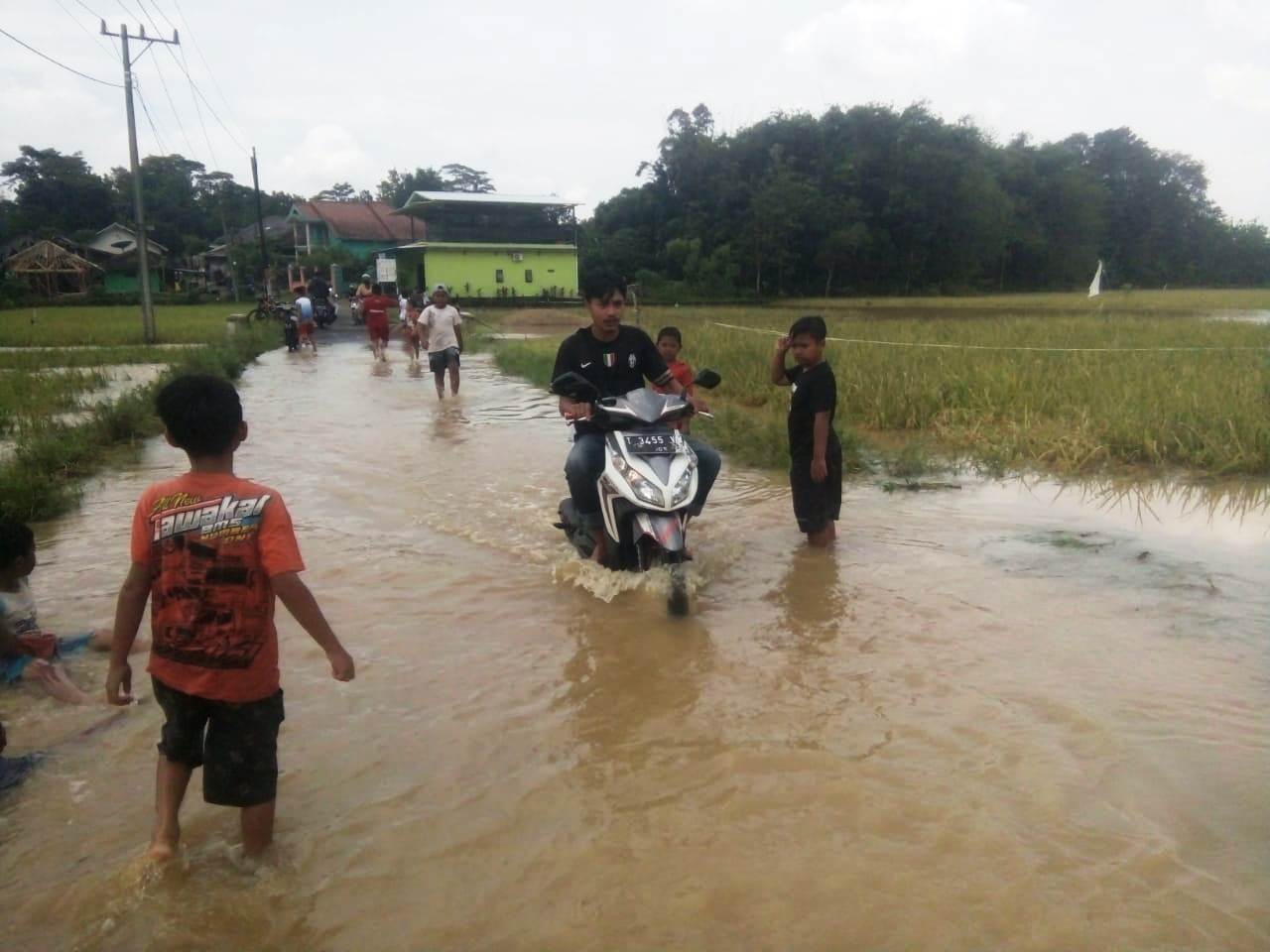 Terendam Banjir, Jalan Penghubung Antar Desa di Pagaden Barat Rusak