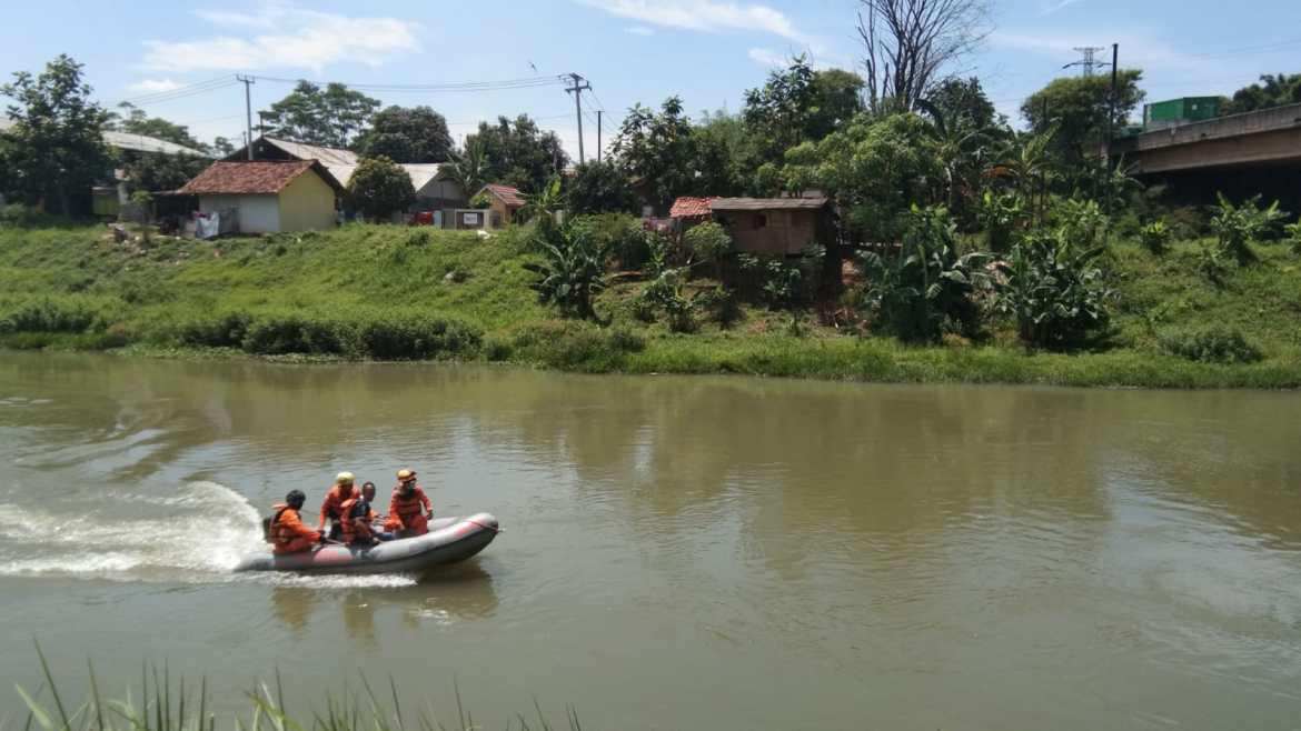 Terseret Arus hingga Masuk Kolong Jembatan, Tim SAR Masih Cari Sababan