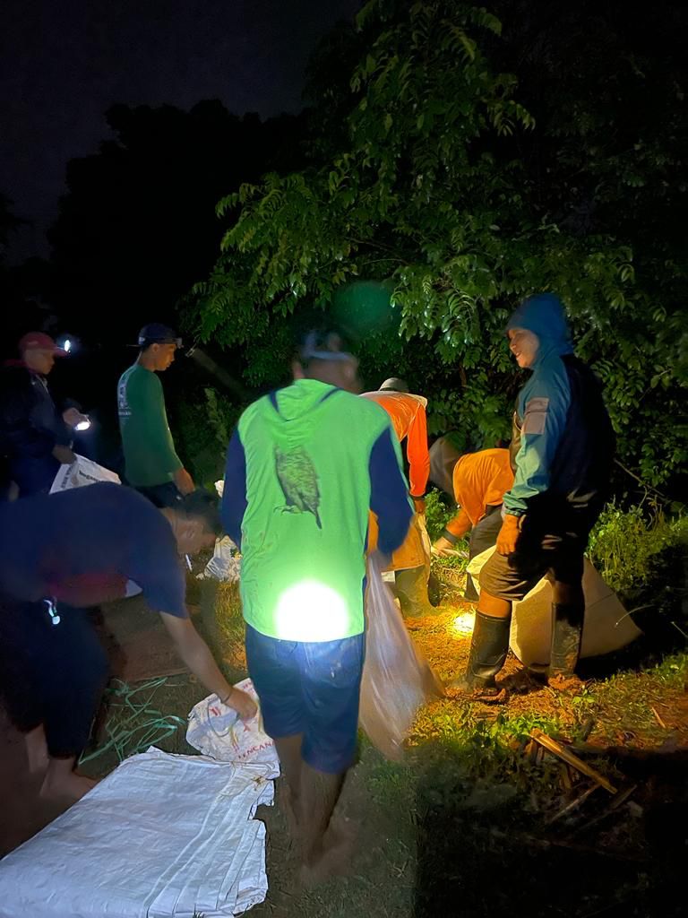 Warga Perbaiki Tanggul Cipunagara Blok Makam Panjang Desa Karangmulya Secara Swadaya