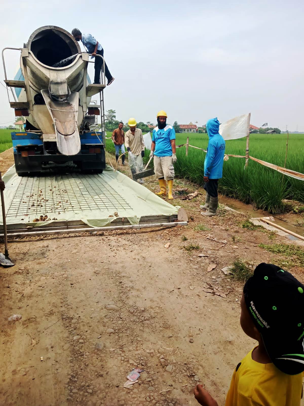 Pembangunan Jalan Tunjang Ekonomi Warga