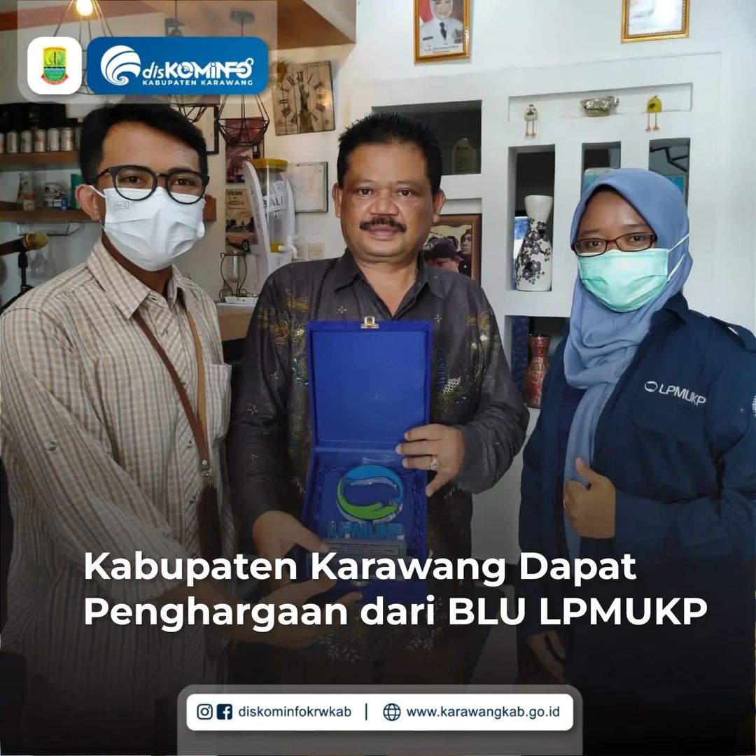 IST APRESIASI: Plt. Kepala Dinas Perikanan Kabupaten Karawang, H. Abuh Bukhori menerima penghargaan dari BLU LPMUKP.