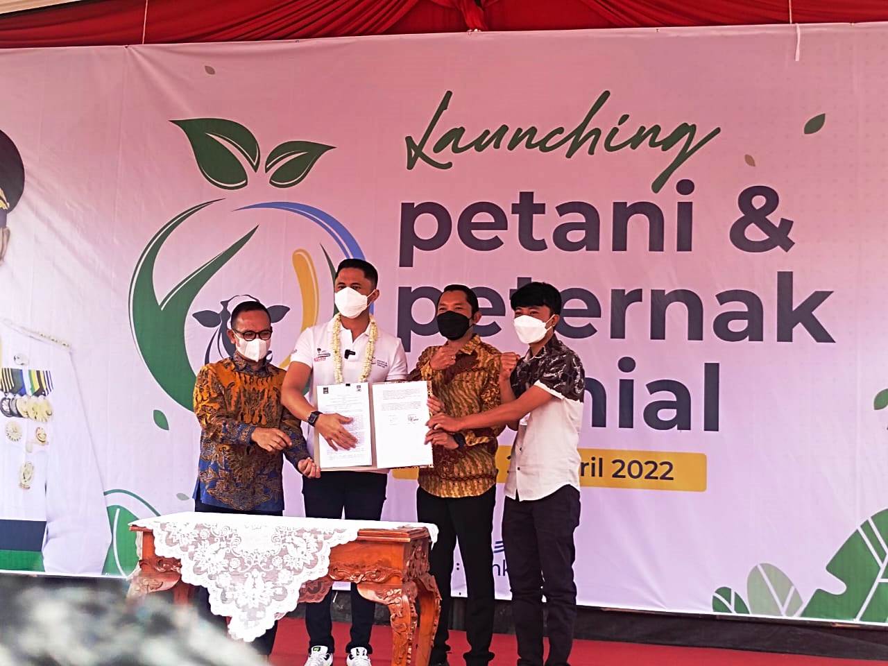 LAUNCHING: Plt Bupati Bandung Barat Hengki Kurniawan pada kegiatan Launching Petani dan Peternak Zilenial se-KBB di Plasa Mekar Sari Komplek Perkantoran KBB, Senin (25/4). ISTIMEWA