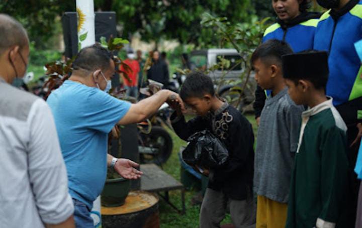 Bulan Puasa Ayeuna Euy, Remaja Milenial Kasomalang Berbagi