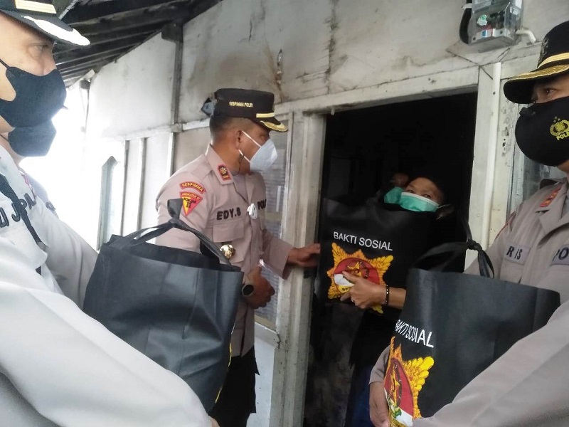 BAKTI SOSIAL: Para peserta didik Sespimma Lemdiklat Sespim Polri angkatan 67 saat membagikan paket sembako kepada warga kurang mampu. EKO SETIONO/PASUNDAN EKSPRES