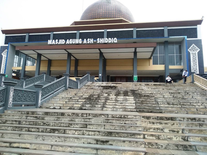 SEPI: Masjid Ash Shiddiq kerap menjadi pusat kegiatan keagamaan selain untuk salat berjamaah ASN Pemda KBB. Namun saat ini, Masjid yang dibangun pada era Bupati Abubakar ini nampak sepi. EKO SETIONO/PASUNDAN EKSPRES